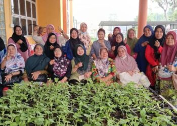 PESERTA bergambar bersama pokok Golden Melon yang diusahakan dengan bimbingan Universiti Putra Malaysia Sarawak (UPMS).