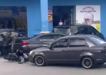 TANGKAP layar rakaman video tular memaparkan seorang penunggang motosikal dirempuh sebuah kenderaan jenis Proton Saga sehingga patah kaki kanan di Skudai, Johor Bahru.