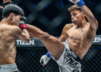RIFDEAN (kanan) melepaskan sepakan tinggi ke arah Nadaka dalam aksi ONE Samurai 4 di Ariake Arena, Tokyo, sebentar tadi-IHSAN ONE CHAMPIONSHIP