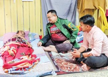 HILMI Abdullah menyantuni warga DUN Ghucil, Kuala Krai, Kelantan yang uzur.