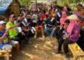 Mustapa Long (empat dari kiri) turut menjaga kebajikan penduduk Orang Asli etnik Bateq di Kampung Bencah Kelubi, Padang Tengku.