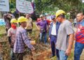 MD. ISRAK Abdullah menyantuni penduduk ketika meninjau pemasangan sistem lampu solar di kawasan luar bandar di negeri ini.