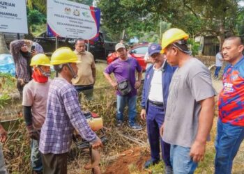 MD. ISRAK Abdullah menyantuni penduduk ketika meninjau pemasangan sistem lampu solar di kawasan luar bandar di negeri ini.