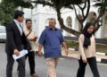 BAPA Muhammad Zaharif Affendi, Muhd. Zamrie Zainal Abidin (tengah) ketika hadir di Mahkamah Tinggi Ipoh hari ini.