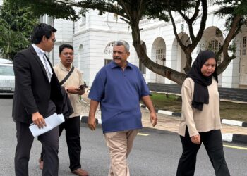 BAPA Muhammad Zaharif Affendi, Muhd. Zamrie Zainal Abidin (tengah) ketika hadir di Mahkamah Tinggi Ipoh hari ini.