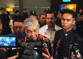 AHMAD Zahid Hamidi ditemui pemberita selepas menghadiri Majlis Pengisytiharan Agihan Keuntungan Interim 2/2026 Projek-Projek Peserta FELCRA Berhad di MITC, Ayer Keroh hari ini. - UTUSAN/AMRAN MULUP