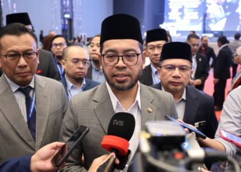 ZULKIFLI Hasan merasmikan diiringi oleh Ketua Pegawai Eksekutif Kolej UNITI, Amir Hamzah Md Isa (tiga kiri) pada Majlis Perasmian Persidangan Kebangsaan Eksekutif Halal 2026 (PEH26) dan Pelancaran Global Halal School di Bangi Avenue Convention Centre di sini hari ini. UTUSAN/AMIR KHALID