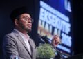 ZULKIFLI Hasan berucap pada perasmian Persidangan Kebangsaan Eksekutif Halal 2026 (PEH26) dan Pelancaran Global Halal School di Bangi Avenue Convention Centre di sini hari ini. UTUSAN/AMIR KHALID