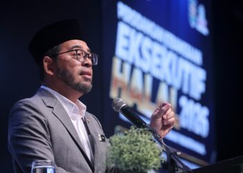 ZULKIFLI Hasan berucap pada perasmian Persidangan Kebangsaan Eksekutif Halal 2026 (PEH26) dan Pelancaran Global Halal School di Bangi Avenue Convention Centre di sini hari ini. UTUSAN/AMIR KHALID