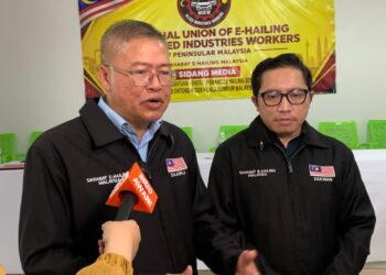 ZULKIFLI Othman (kiri) semasa sidang akhbar Inisiatif Penubuhan Kesatuan Pemandu E-hailing Malaysia di Dewan Orang Ramai Sri Pinang, Cheras pada hari ini, di sini.
