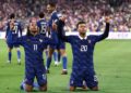 Michael Olise (kiri) dan Desire Doue meraikan kemenangan Perancis ke atas Belgium dalam aksi Liga Negara-Negara di Paris, semalam. - AFP