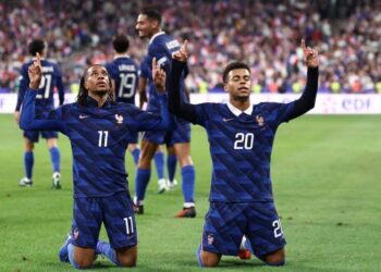 Michael Olise (kiri) dan Desire Doue meraikan kemenangan Perancis ke atas Belgium dalam aksi Liga Negara-Negara di Paris, semalam. - AFP