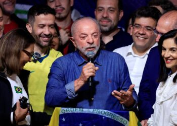 LUIZ Inacio Lula da Silva (tengah). - AFP