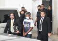SUSPEK (dua dari kanan) dibawa keluar dari mahkamah selepas mendapatkan perintah reman bagi membantu siasatan kes penemuan rangka manusia di Kompleks Mahkamah Kangar, Perlis hari ini. -UTUSAN/ASYRAF MUHAMMAD