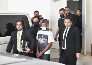 SUSPEK (dua dari kanan) dibawa keluar dari mahkamah selepas mendapatkan perintah reman bagi membantu siasatan kes penemuan rangka manusia di Kompleks Mahkamah Kangar, Perlis hari ini. -UTUSAN/ASYRAF MUHAMMAD