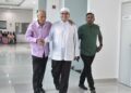 AHMAD Husam Muhamad Baderudin (dua dari kiri) berjalan masuk ke mahkamah bagi menghadapi pertuduhan menggunakan gelaran dan kehormatan yang tidak diiktiraf di Kompleks Mahkamah Kangar, Perlis, hari ini.-UTUSAN/ASYRAF MUHAMMAD