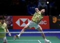 AARON Tai (kiri) bersama Yap Roy King. - AFP