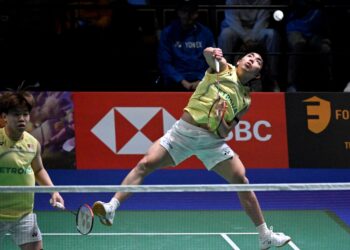 AARON Tai (kiri) bersama Yap Roy King. - AFP