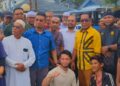 MOHD. Azhan Mohd. Adnan atau Abbe Hea (tiga kiri) bersama rakan-rakan selepas dibebaskan sebaik sahaja tampil memberi keterangan di Ibu Pejabat Polis Daerah Kota Bharu, Pengkalan Chepa, Kelantan. -UTUSAN/YATIMIN ABDULLAH