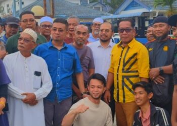 MOHD. Azhan Mohd. Adnan atau Abbe Hea (tiga kiri) bersama rakan-rakan selepas dibebaskan sebaik sahaja tampil memberi keterangan di Ibu Pejabat Polis Daerah Kota Bharu, Pengkalan Chepa, Kelantan. -UTUSAN/YATIMIN ABDULLAH