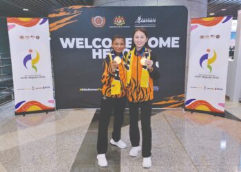 C. Shamalarani (kiri) bersama Adeola Fay Robert masing-masing menyumbang pingat emas dalam karate di Sukan Asia 2026. - IHSAN MSN