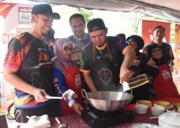FATHUL Bari Mat Jahya (tiga dari kiri) melakukan aktiviti memasak bersempena Majlis Perasmian Karnival Semarak Perpaduan Indera Kayangan di Taman Merdeka, Kangar, Perlis, hari ini. -UTUSAN/ASYRAF MUHAMMAD