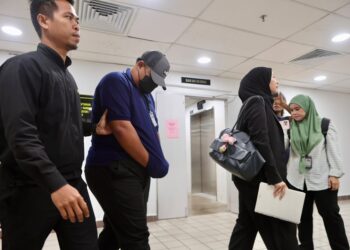 MOHAMAD Afif Md. Noor (dua dari kiri) semasa dibawa ke Mahkamah Sesyen Kuala Terengganu, Terengganu. - UTUSAN/PUQTRA HAIRRY