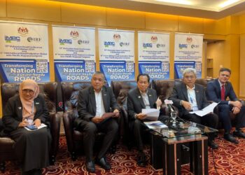 AHMAD Maslan (tengah) selepas Majlis Penutupan Persidangan Jalan Raya Malaysia Ke-13 dan Kongres Serantau Asia Pasifik Persekutuan Jalan Raya Antarabangsa (IRF) Ke-6, hari ini.