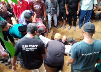JENAZAH dua beradik yang maut dalam nahas di Dungun dikebumikan dalam satu liang lahad di Tanah Perkuburan Islam Kampung Pasir Era, Kuala Krai, Kelantan.
