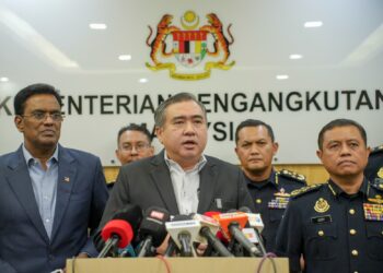 ANTHONY Loke Siew Fook semasa sidang akhbar di Kementerian Pengangkutan, Putrajaya, semalam.-UTUSAN/FAISOL MUSTAFA