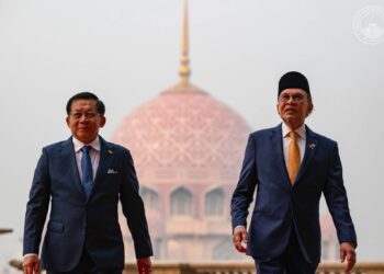 ANWAR Ibrahim mengadakan rundingan empat mata dengan Presiden Myanmar, Min Aung Hlaing bagi membincangkan isu pelarian negara itu ke Malaysia. - Facebook Anwar Ibrahim