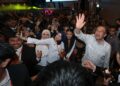 ANWAR Ibrahim beramah mesra bersama peserta yang hadir pada Majlis Penutup Forum Ekonomi Belia 2026 di Pusat Konvensyen Kuala Lumpur di ibu negara, semalam. – mingguan/AMIR KHALID