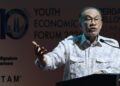 ANWAR Ibrahim semasa berucap pada Majlis Perasmian Forum Ekonomi Belia 2026 di Pusat Konvensyen Kuala Lumpur, hari ini. - UTUSAN/AMIR KHALID