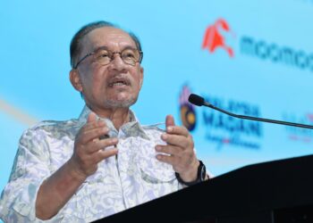 ANWAR Ibrahim ketika berucap pada Forum Ekonomi Belia Kebangsaan di Pusat Konvensyen Kuala Lumpur hari ini. - UTUSAN/AMIR KHALID