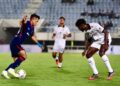 PEMAIN Johor Darul Ta’zim (JDT), Arif Aiman Hanapi (kiri) cuba melepasi kawalan pemain Terengganu FC (TFC) dalam saingan Liga Super di Stadium Sultan Mizan Zainal Abidin, Gong Badak, Kuala Nerus, Terengganu. - UTUSAN/PUQTRA HAIRRY