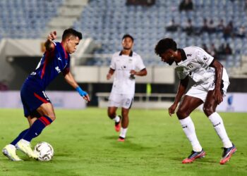 PEMAIN Johor Darul Ta’zim (JDT), Arif Aiman Hanapi (kiri) cuba melepasi kawalan pemain Terengganu FC (TFC) dalam saingan Liga Super di Stadium Sultan Mizan Zainal Abidin, Gong Badak, Kuala Nerus, Terengganu. - UTUSAN/PUQTRA HAIRRY