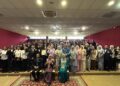 ROSSITA Sapawi merakamkan gambar bersama para penerima anugerah sempena MAPA UMS Sesi 2025/2026.