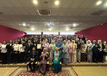 ROSSITA Sapawi merakamkan gambar bersama para penerima anugerah sempena MAPA UMS Sesi 2025/2026.