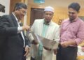WAN Roslan Wan Hamat (tengah) membincangkan pengisian program Karnival Rakyat Kelantan selepas sidang media di Kompleks Kota Darulnaim, Kota Bharu, Kelantan. - UTUSAN/MUSTAQIM MOHAMED