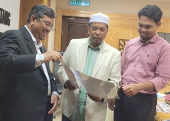 WAN Roslan Wan Hamat (tengah) membincangkan pengisian program Karnival Rakyat Kelantan selepas sidang media di Kompleks Kota Darulnaim, Kota Bharu, Kelantan. - UTUSAN/MUSTAQIM MOHAMED