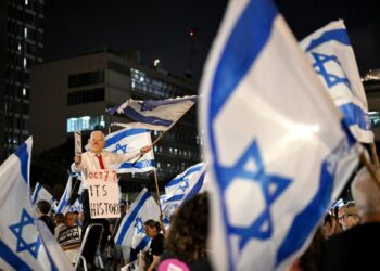 SEJUMLAH besar warga Israel berhimpun dalam protes anti-Netanyahu. - AFP