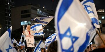 SEJUMLAH besar warga Israel berhimpun dalam protes anti-Netanyahu. - AFP
