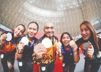 (DARI kiri) Anis Amira Rosidi, Nur Alyssa Mohd Farid, Datuk Azizulhasni Awang, Nurul Izzah Izzati Mohd Asri dan Nurul Aliana Syafika Azizan meraih pingat di Sukan Asia 2026. - IHSAN FB AZIZULHASNI AWANG