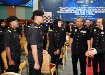 AZMI Kamaruzaman (tiga dari kanan) beramah mesra dengan kadet KOR SUAR selepas Majlis Tamat Latihan KOR SUAR dan Penganugerahan Sijil Kadet Integriti Muda UniSZA Kohort 4/2026 di Universiti Sultan Mizan Zainal Abidin, Gong Badak, Kuala Nerus, Terengganu. - UTUSAN/PUQTRA HAIRRY
