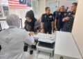 AZRY Akmar Ayob (kanan) meninjau pengoperasian kaunter bayaran saman Polis Diraja Malaysia (PDRM) yang baru dibuka semula di UTC Kuantan, Pahang.
