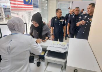 AZRY Akmar Ayob (kanan) meninjau pengoperasian kaunter bayaran saman Polis Diraja Malaysia (PDRM) yang baru dibuka semula di UTC Kuantan, Pahang.