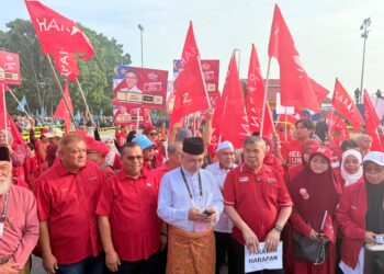 ADLY Zahari bersama Mohamad Sabu di perkarangan Dewan Tun Ali, Bukit Katil.