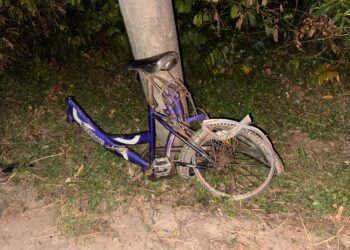 KEADAAN basikal yang terlibat kemalangan dengan sebuah motosikal di Jalan Batu Lintang, Sungai Petani. - MEDIA SOSIAL