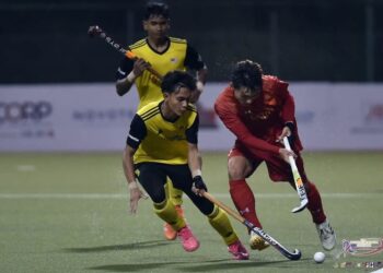 AKSI skuad hoki kebangsaan menentang China dalam kempen Piala Sultan Johor (SOJC) edisi ke-14 di Stadium Hoki Johor, Taman Daya, semalam. Malaysia menang 3-0. - IHSAN KONFEDERASI HOKI MALAYSIA
