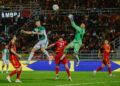 Penjaga gol Selangor FC, Sikh Izhan Nazrel Sikh Azman (dua dari kanan) melompat untuk menangkap bola ketika diasak pemain Kuching City FC dalam aksi separuh akhir pertama Piala FA di Stadium Majlis Bandaraya Petaling Jaya (MBPJ), kelmarin. Selangor mencatat kemenangan 2-1. - UTUSAN/SHIDDIEQIIN ZON